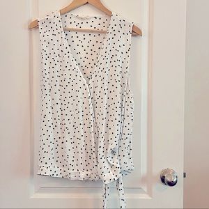 White top with black dot pattern, adjustable waist, XL.